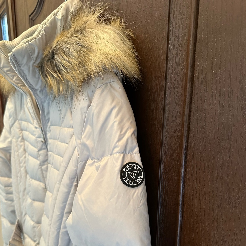 GUESS Womenβs Cream White Long Puffer Coat Size L Faux Fur Hood Detachable Belt - Picture 3 of 7